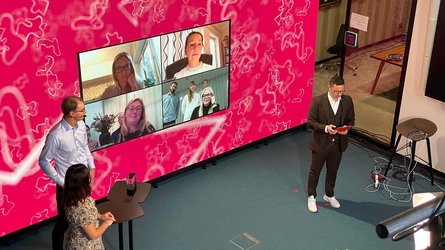 Tre personer framför digital skärm på Sitevisiondagarna 2020